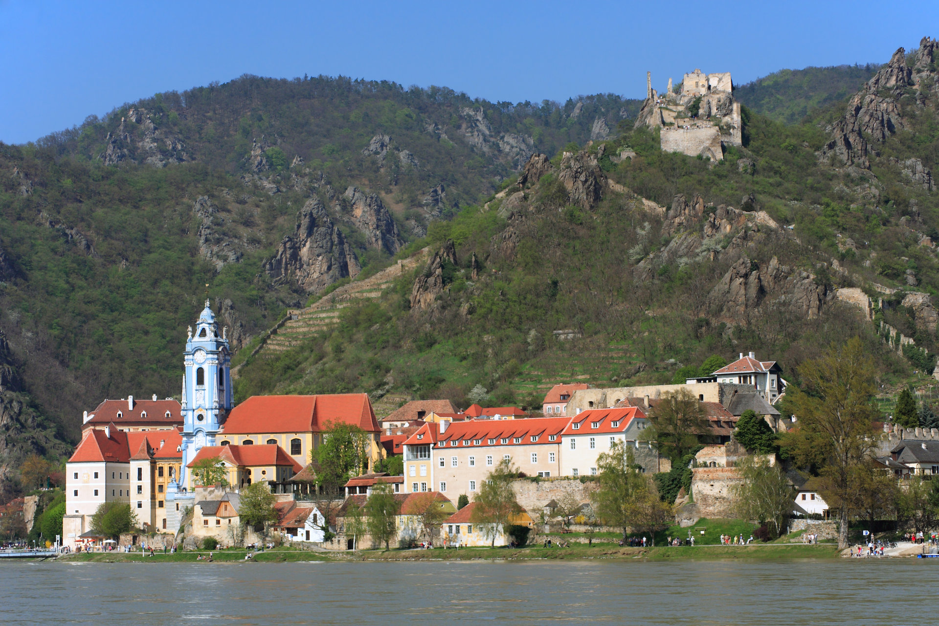 Dürnstein: Der blau-weiße Kirchturm ist das Wahrzeichen der Wachau